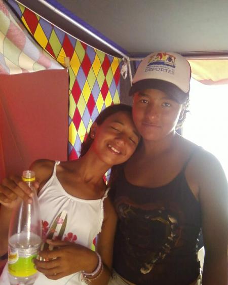 hadi salwa w salma fi l cap 